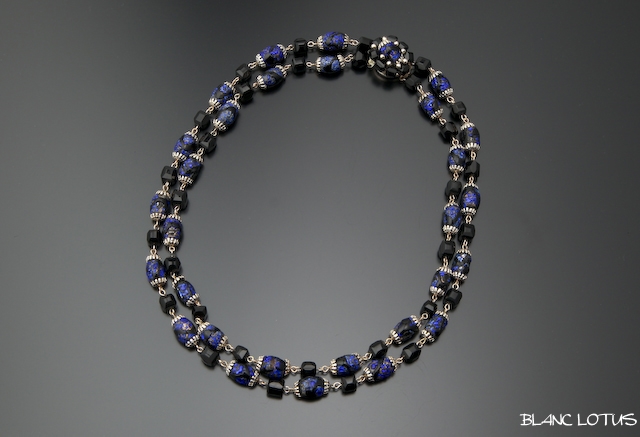 ブラックとシルバーのビーズネックレス