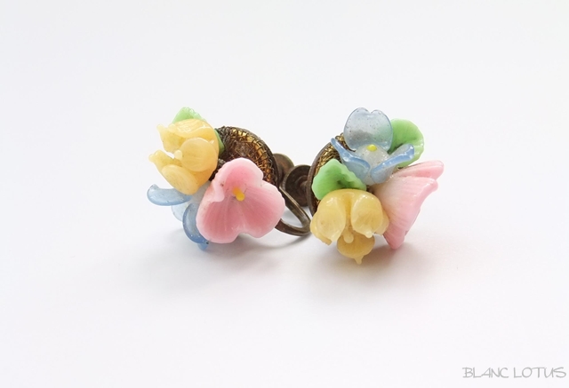 パステルカラーのガラスの花のイヤリング
