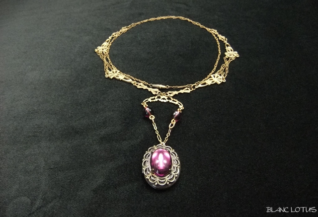 ビクトリアン　ロングチェーンロケットペンダント　