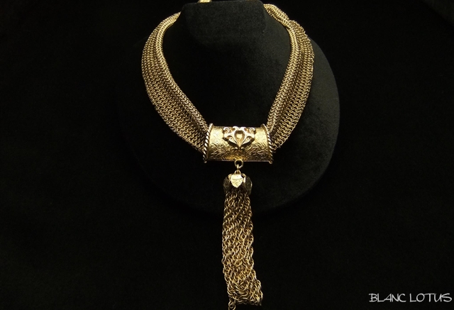 タッセルのついたメタルメッシュのネックレス