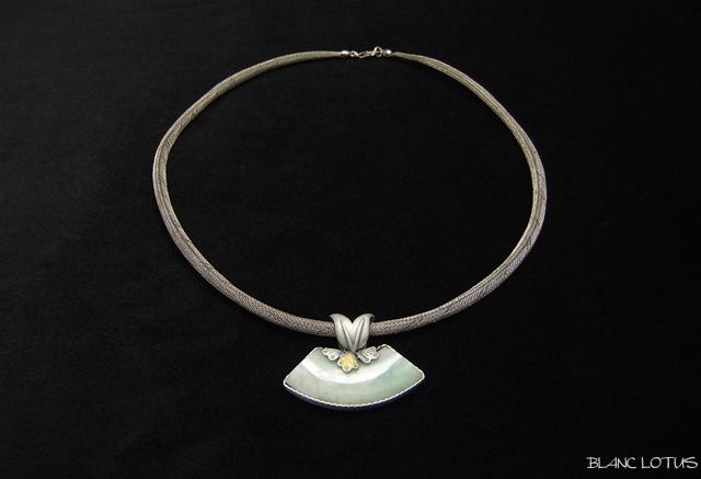 淡いブルーグリーンの翡翠のネックレス