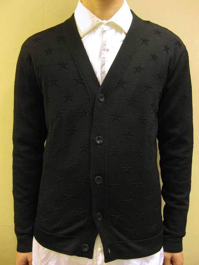 【送料無料】DREAMING OF THE SHINNING STARS  １２Ｇ ウール 星柄ジャガードＶネックカーディガン