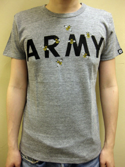 OVER THE STRiPES BEES ARMY Tシャツ