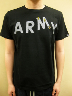 OVER THE STRiPES BEES STOLE “M” ARMY Tシャツ