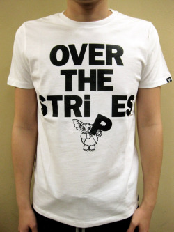 OVER THE STRiPES×Gremlins GIZMO STOLE “P” Tシャツ