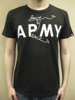 OVER THE STRiPES BEES CHANGE ARMY TO LOVE&PEACE Tシャツ