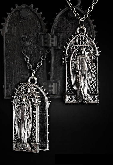 新作入荷☆ANGEL IN GOTHIC WINDOW ゴシックロケットペンダント