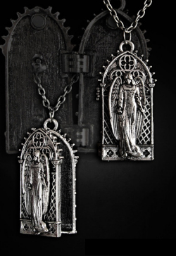 新作入荷☆ANGEL IN GOTHIC WINDOW ゴシックロケットペンダント