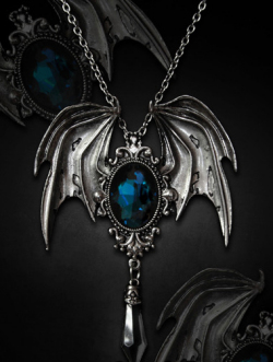 新商品☆ゴシック　"DELLA MORTE ”蝙蝠ペンダント