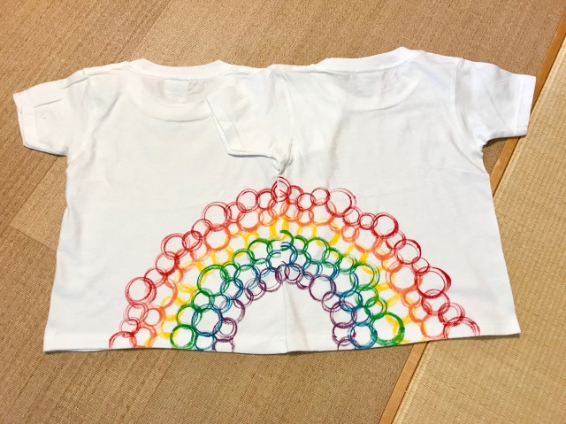 虹のペアTシャツ