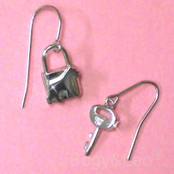 鍵のピアス　M・シュナウザーモチーフアクセサリー　　￥12600