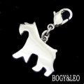 犬のシルバーシルエットチャーム　ミニチュアシュナウザー