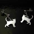 可愛い猫の歩く姿をシルエットにしたシルバーピアス