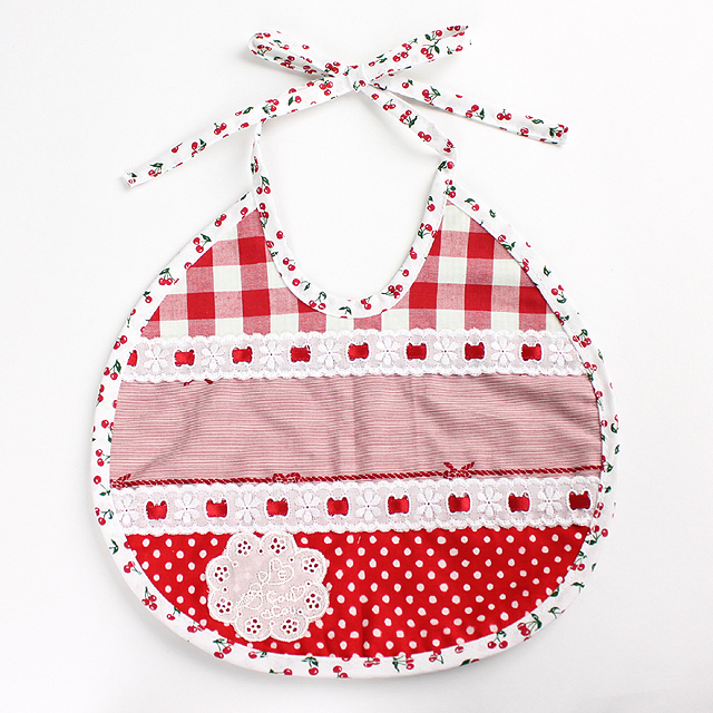 【セール80%OFF】Le Cou Cou（ル・クク） パッチワーク風スタイ　ひもタイプ 赤  【おまかせ配送で送料お得】