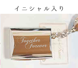 ロケットキーホルダーイニシャル入れ