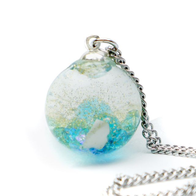 透き通るガラスアクセサリーの遺骨ペンダント『るりたま』＜渚（なぎさ）＞