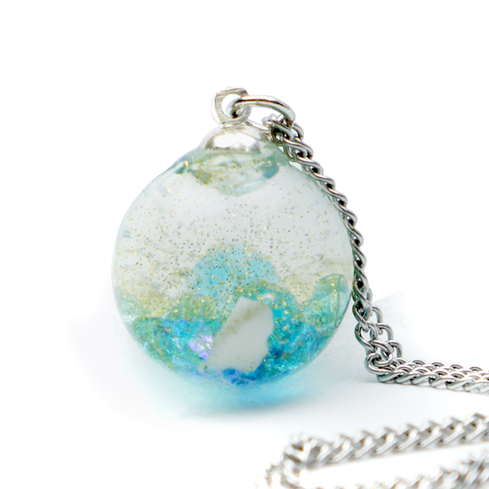 透き通るガラスアクセサリーの遺骨ペンダント『るりたま』＜渚（なぎさ）＞