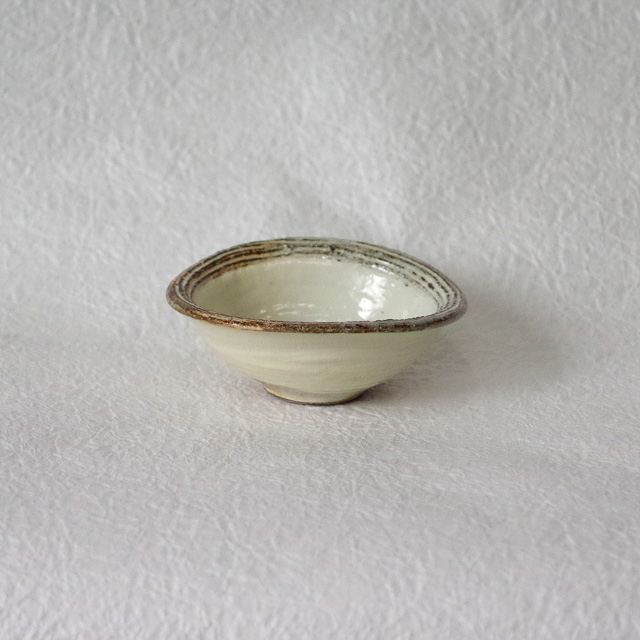 渕荒横彫　たわみ豆鉢