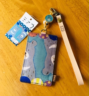 リール付き本革パスケース　クマ雨やどり  縦型