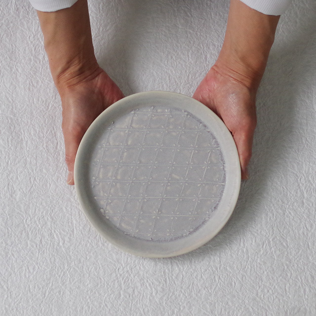 豊田雅代　イッチン　丸皿　藤色　持つ