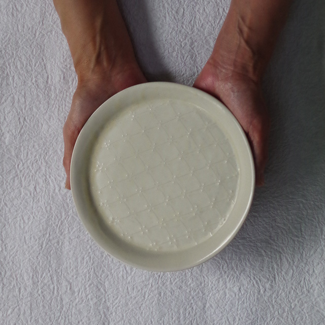 豊田雅代　イッチン　丸皿　白　持つ