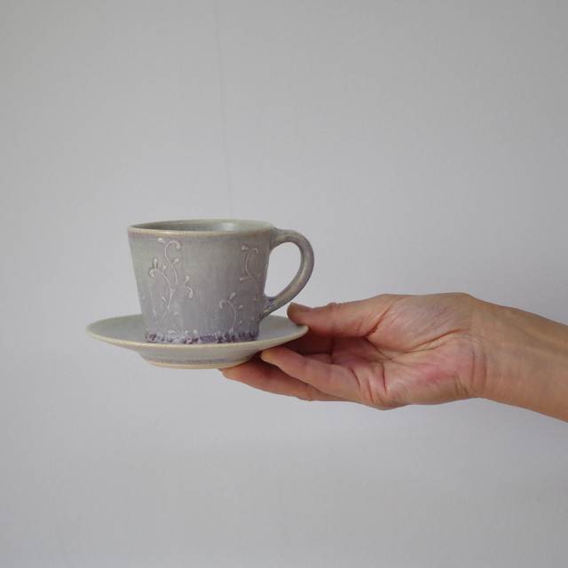 豊田雅代　カップ&ソーサー　持つ