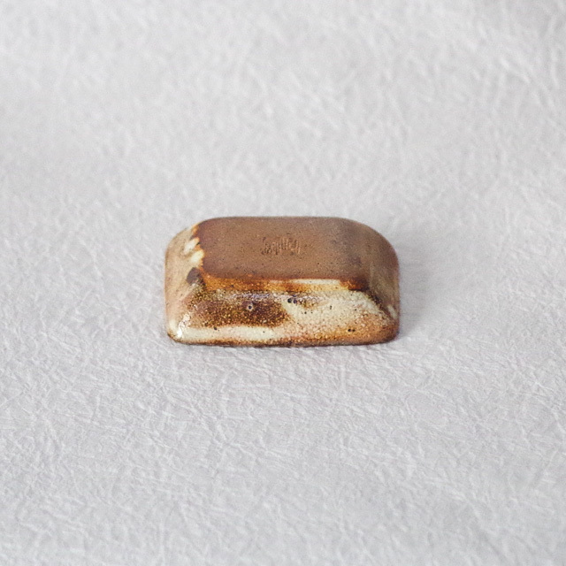 渕荒横彫　角小付　底