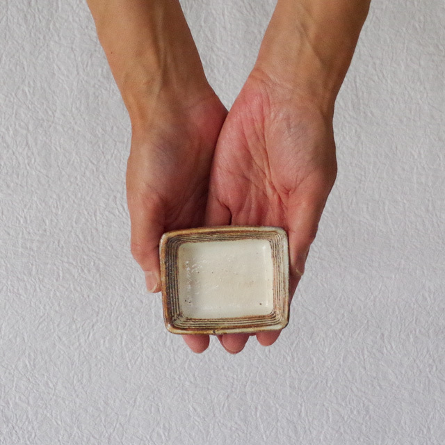 渕荒横彫　角小付　持つ