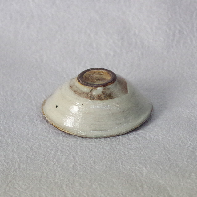 渕荒横彫　たわみ豆鉢　高台