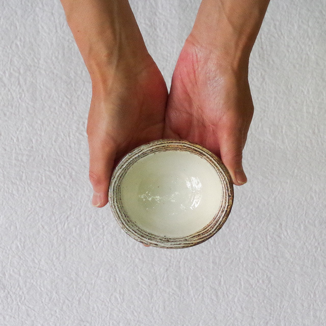 渕荒横彫　たわみ豆鉢　持つ