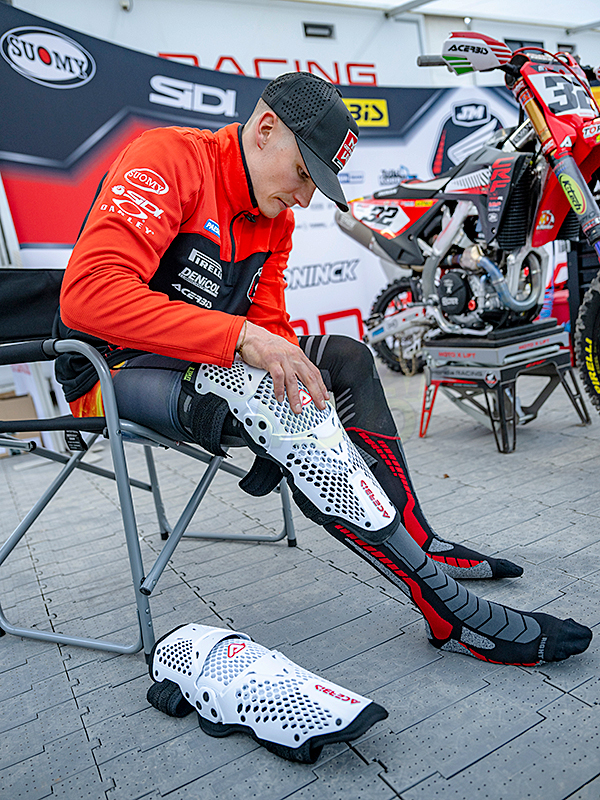 ニーシンガード　アチェルビス