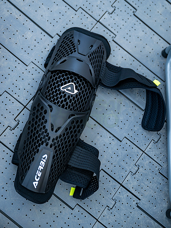 K035 ニーシンガード ACERBIS