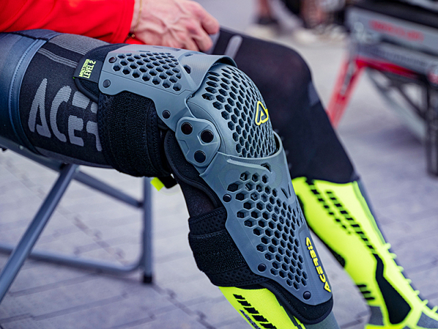 ニーシンガード　アチェルビス