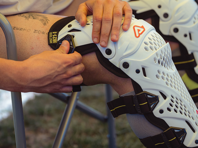 インパクト　プロ　ニーシンガード　アチェルビス