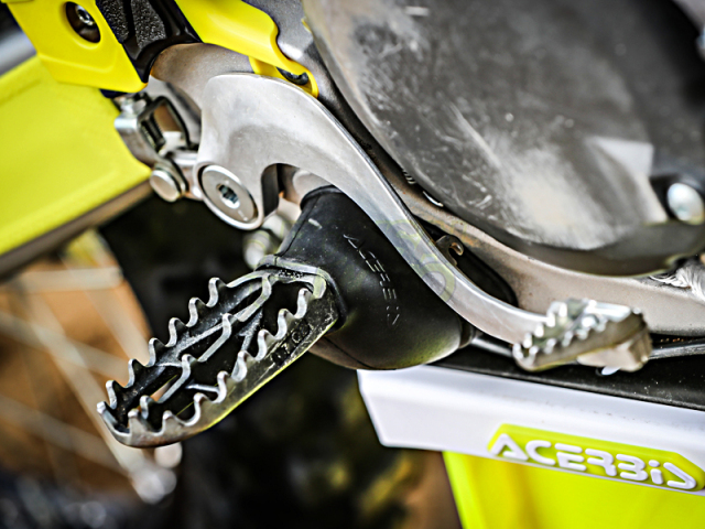 フットペグカバー　アチェルビス