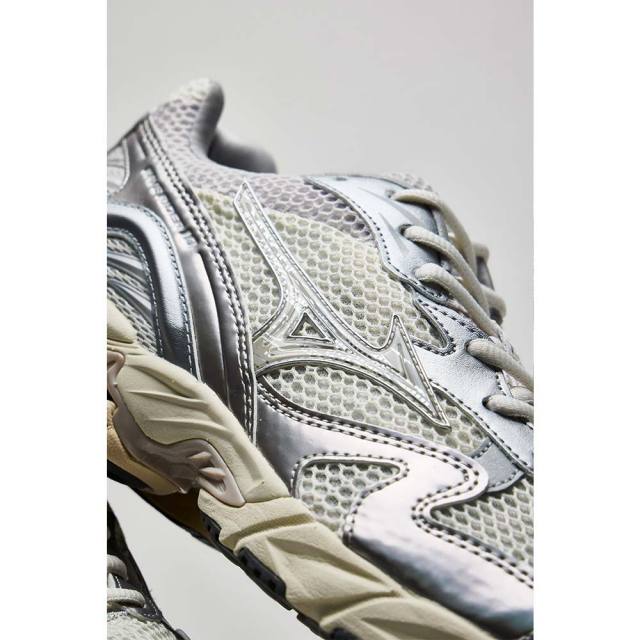 ミズノ MIZUNO WAVE RIDER 10 オフホワイト×ライトベージュ×シルバー