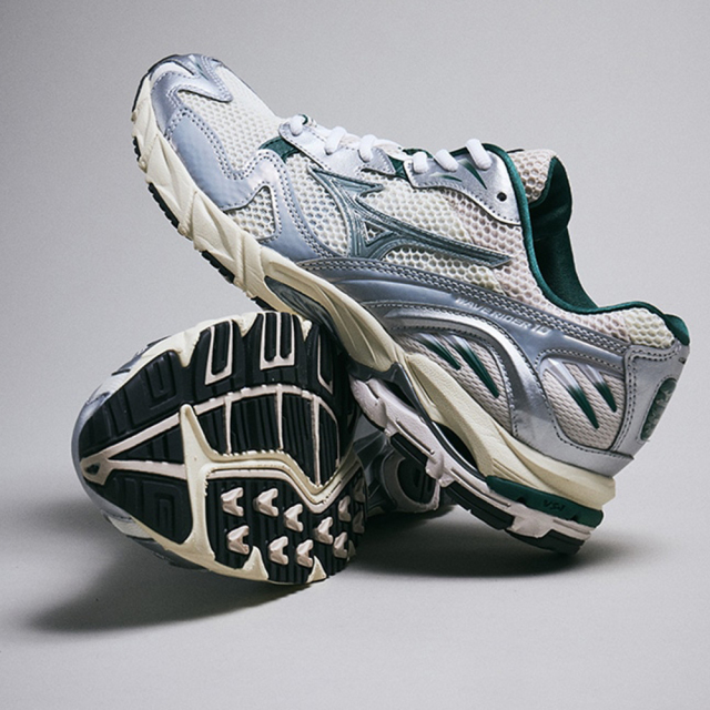 ミズノ MIZUNO WAVE RIDER 10 オフホワイト×グリーン×ライトベージュ