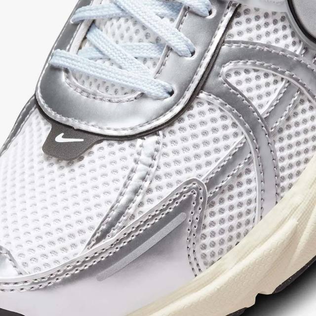 ナイキ ウィメンズ V2K ラン NIKE WMNS V2K RUN サミットホワイト 
