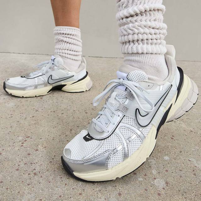 ナイキ ウィメンズ V2K ラン NIKE WMNS V2K RUN サミットホワイト  