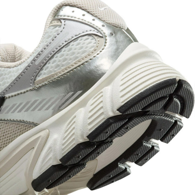 NIKEナイキWSV5RNRV5RNRHQ7901-104