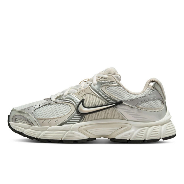 NIKEナイキWSV5RNRV5RNRHQ7901-104