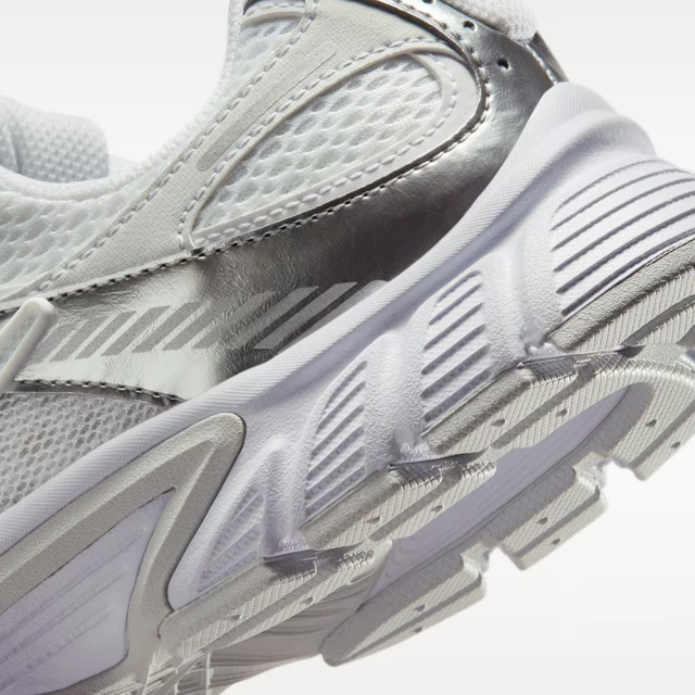 NIKEナイキV5RNRV5RNRHQ7901-112