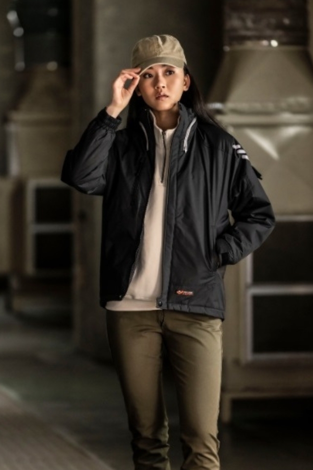 アイトス光電子アウトドア軽防寒ジャケット動きやすくかっこいい