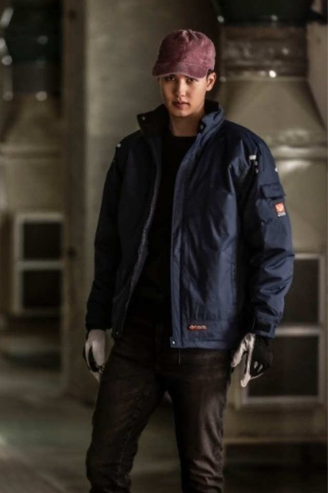 アイトス光電子アウトドア軽防寒ジャケット動きやすくかっこいい