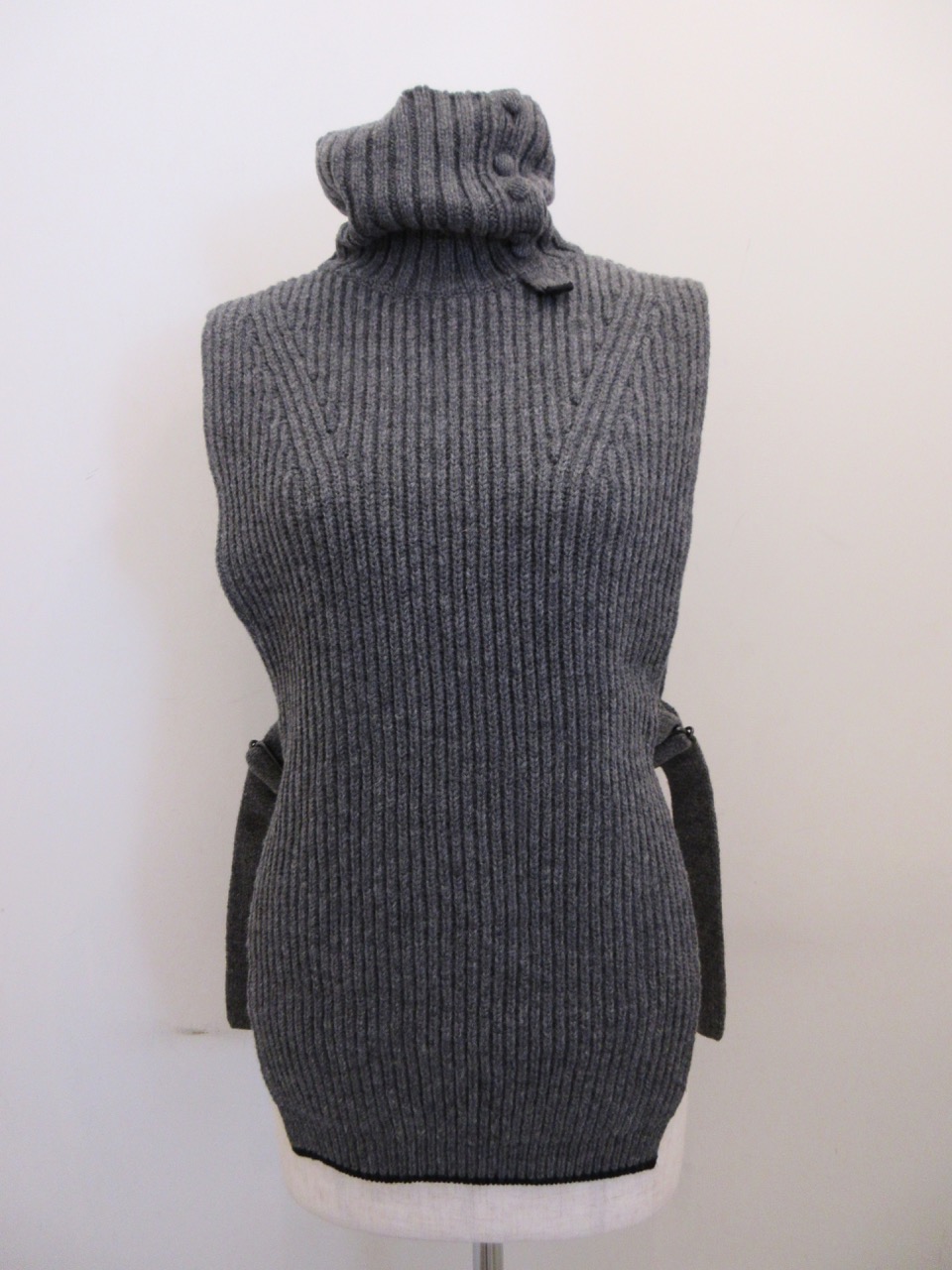 Y's YOHJI YAMAMOTO (ワイズ　ヨウジヤマモト)ラムウール釦ウェアラブルポンチョ:グレー