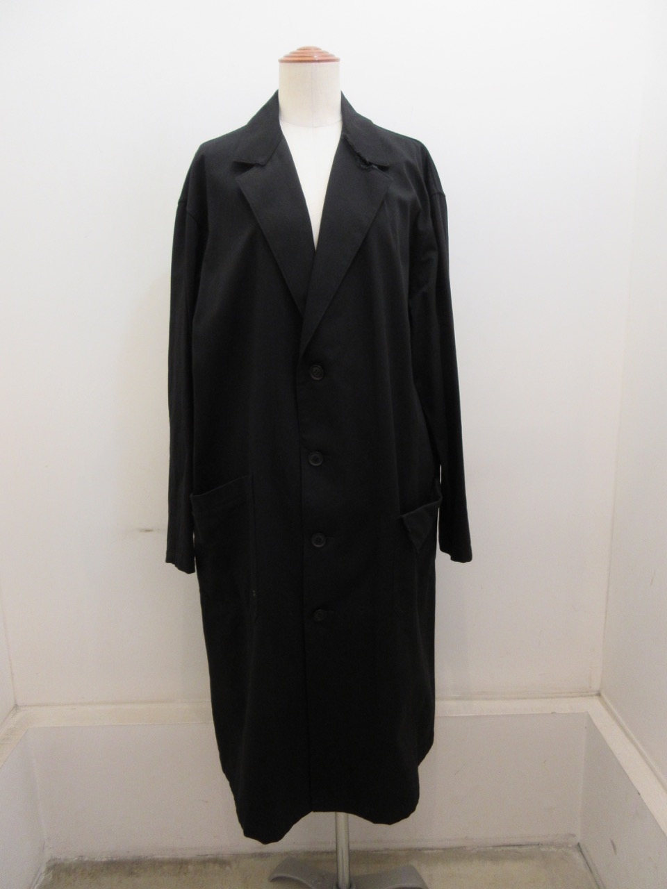 Y's YOHJI YAMAMOTO (ワイズ　ヨウジヤマモト) コットンツイル左衿ハズシロングコート:ブラック