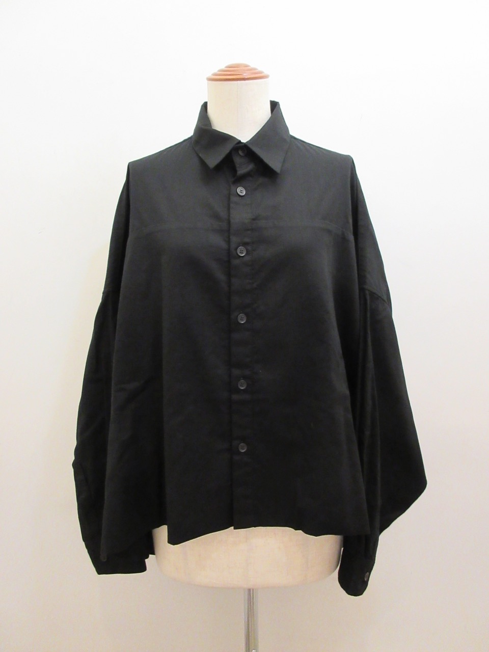 Y's YOHJI YAMAMOTO (ワイズ　ヨウジヤマモト) コットン薄ツイル前二重ビッグブラウス: ブラック