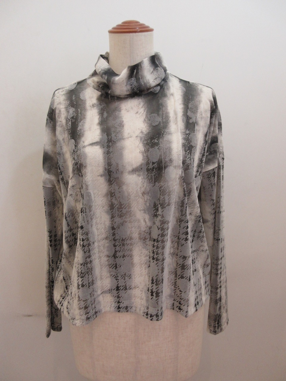 Y's YOHJI YAMAMOTO (ワイズ　ヨウジヤマモト) チュール千鳥水玉フロッキープリントハイネック長袖Tシャツ：アイボリー