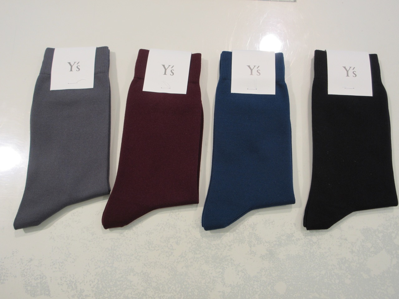 Y's YOHJI YAMAMOTO (ワイズ　ヨウジヤマモト) NY天竺定番ソックス：左からグレー／ボルドー／ブルー／ブラック