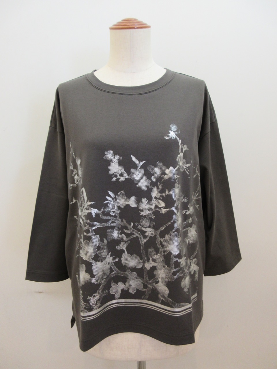 KEI Hayama PLUS(ケイハヤマプリュス)  アーモンドの花かすれ箔プリントスーピーマ天竺七分袖Tシャツ:チャコール
